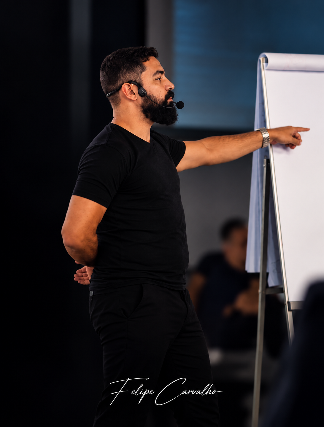 Felipe Carvalho apresentando treinamento